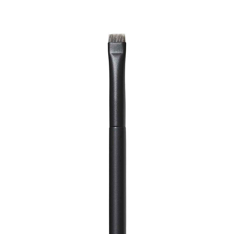 THREE Meticulous Square Brush